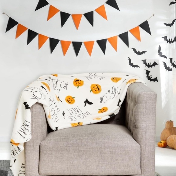 NWT RAE DUNN Halloween/Seasonal Trick or Treat Soft Plush Blanket Throw 50x70 - Picture 1 of 6